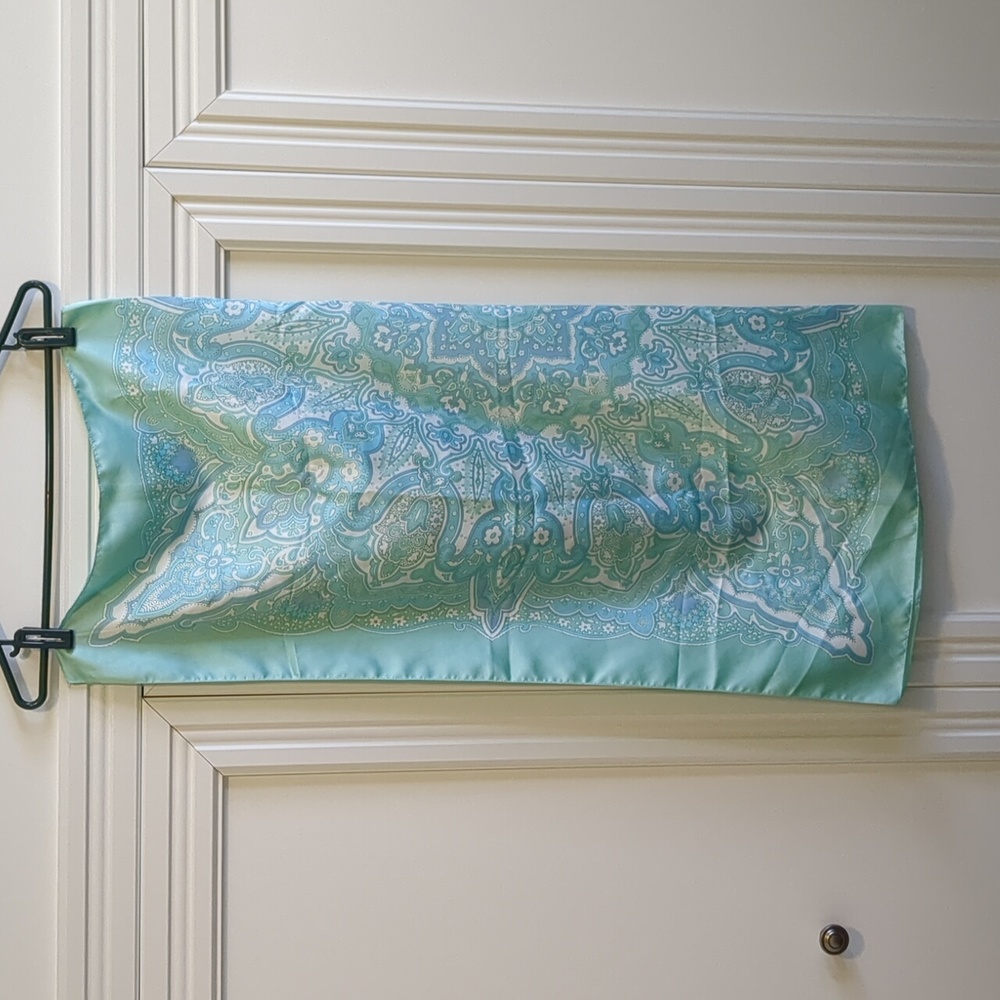 SALE! 🥳 Large Tie Rack satin scarf